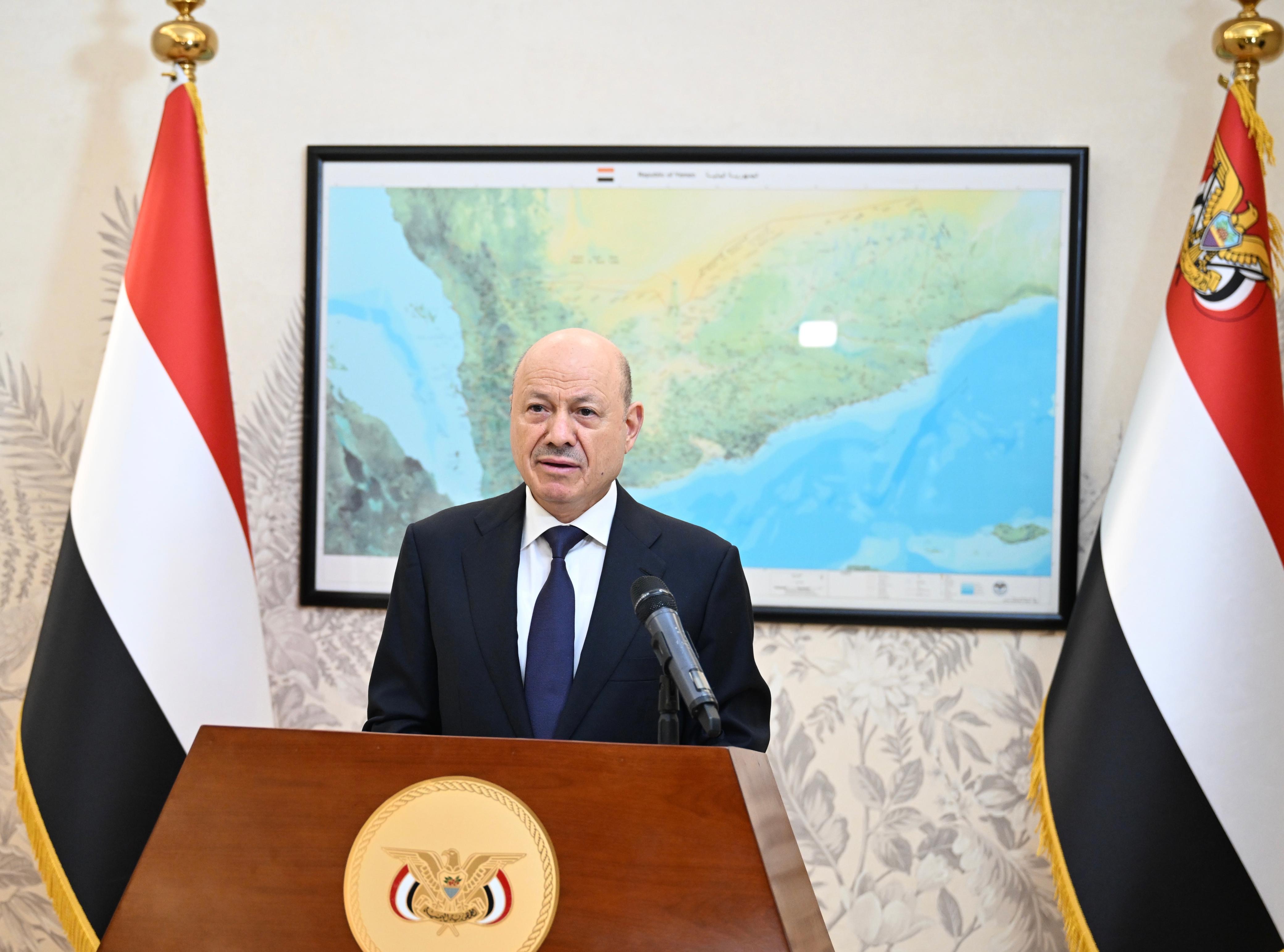 صور من بيان فخامة الرئيس العليمي للشعب اليمني 