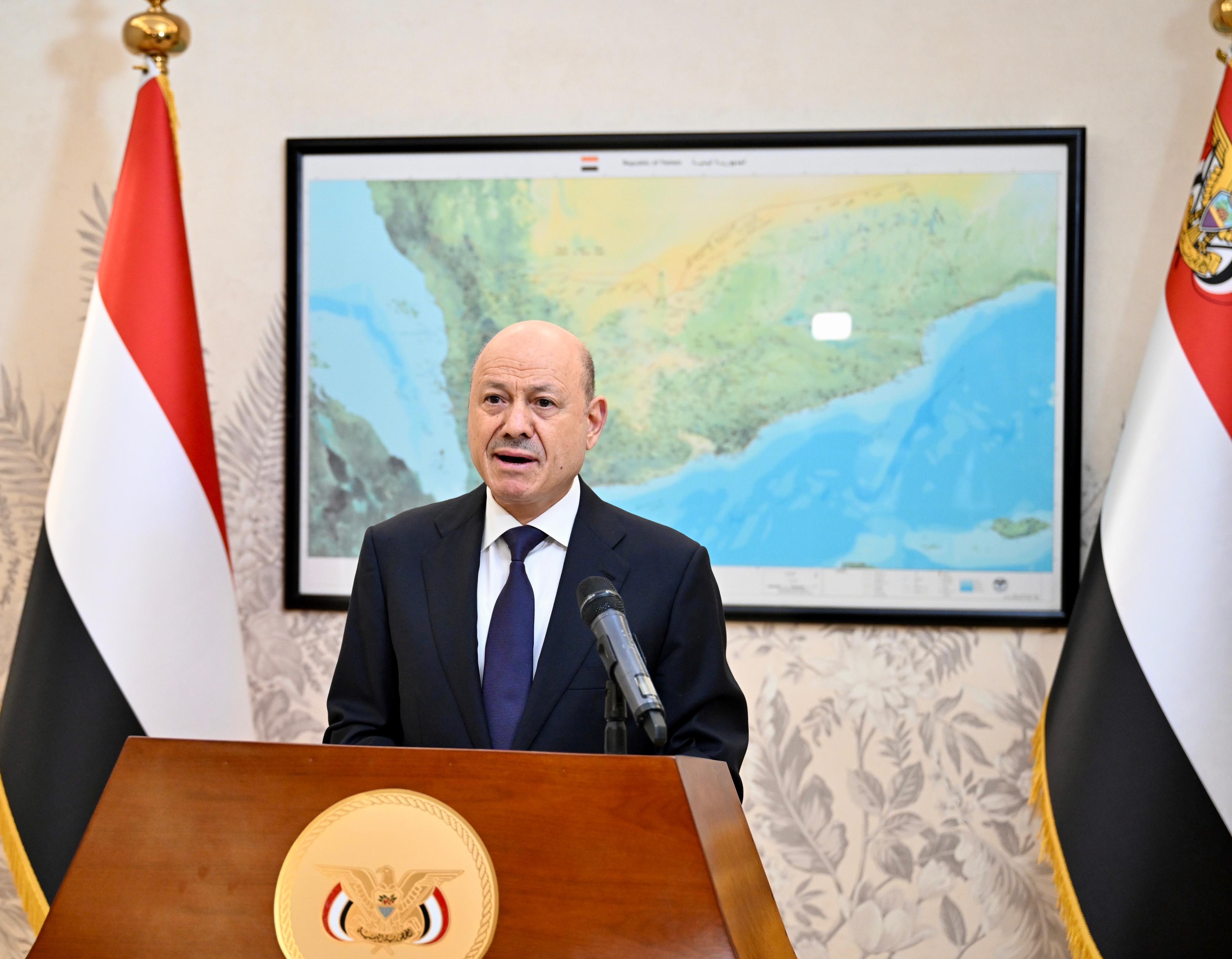 صور من بيان فخامة الرئيس العليمي للشعب اليمني 