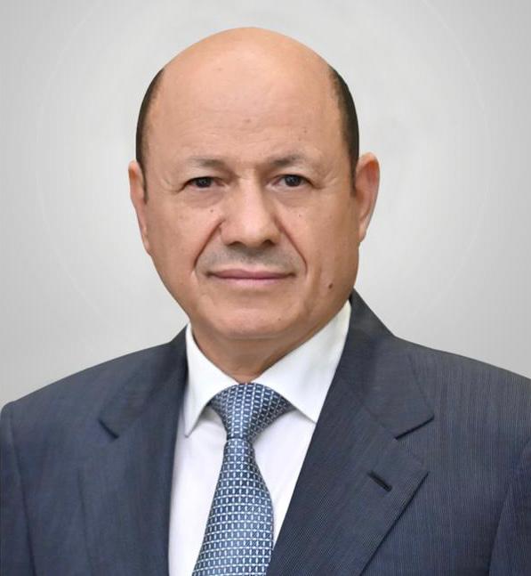 رئيس مجلس القيادة الرئاسي يعزي وكيل محافطة مأرب