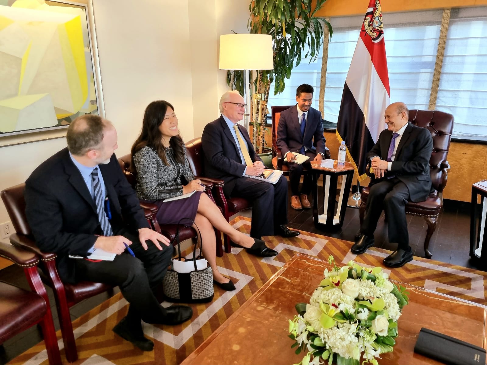 رئيس مجلس القيادة الرئاسي يستقبل المبعوث الأميريكي