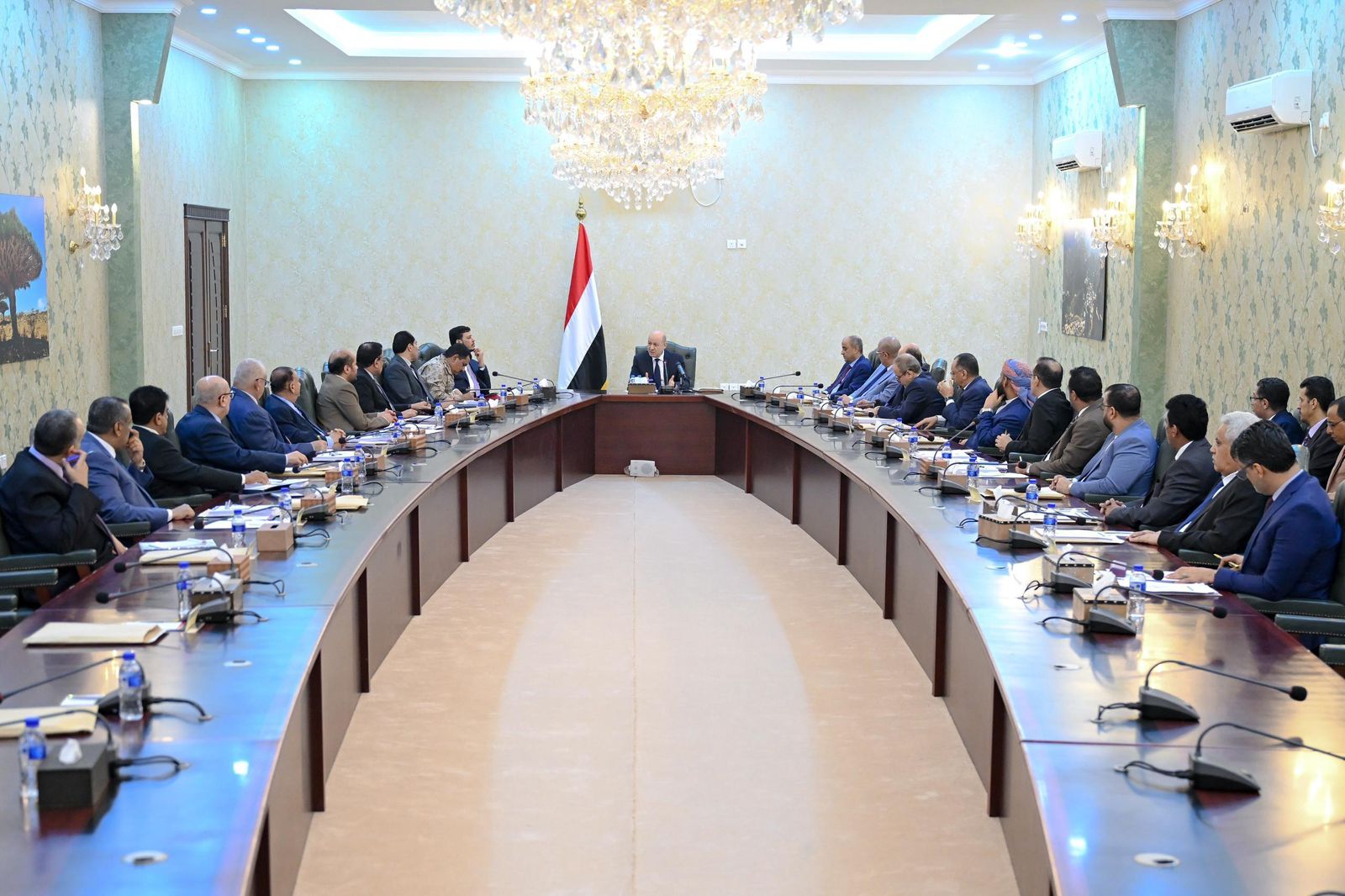 رئيس مجلس القيادة يرأس اجتماعا للحكومة