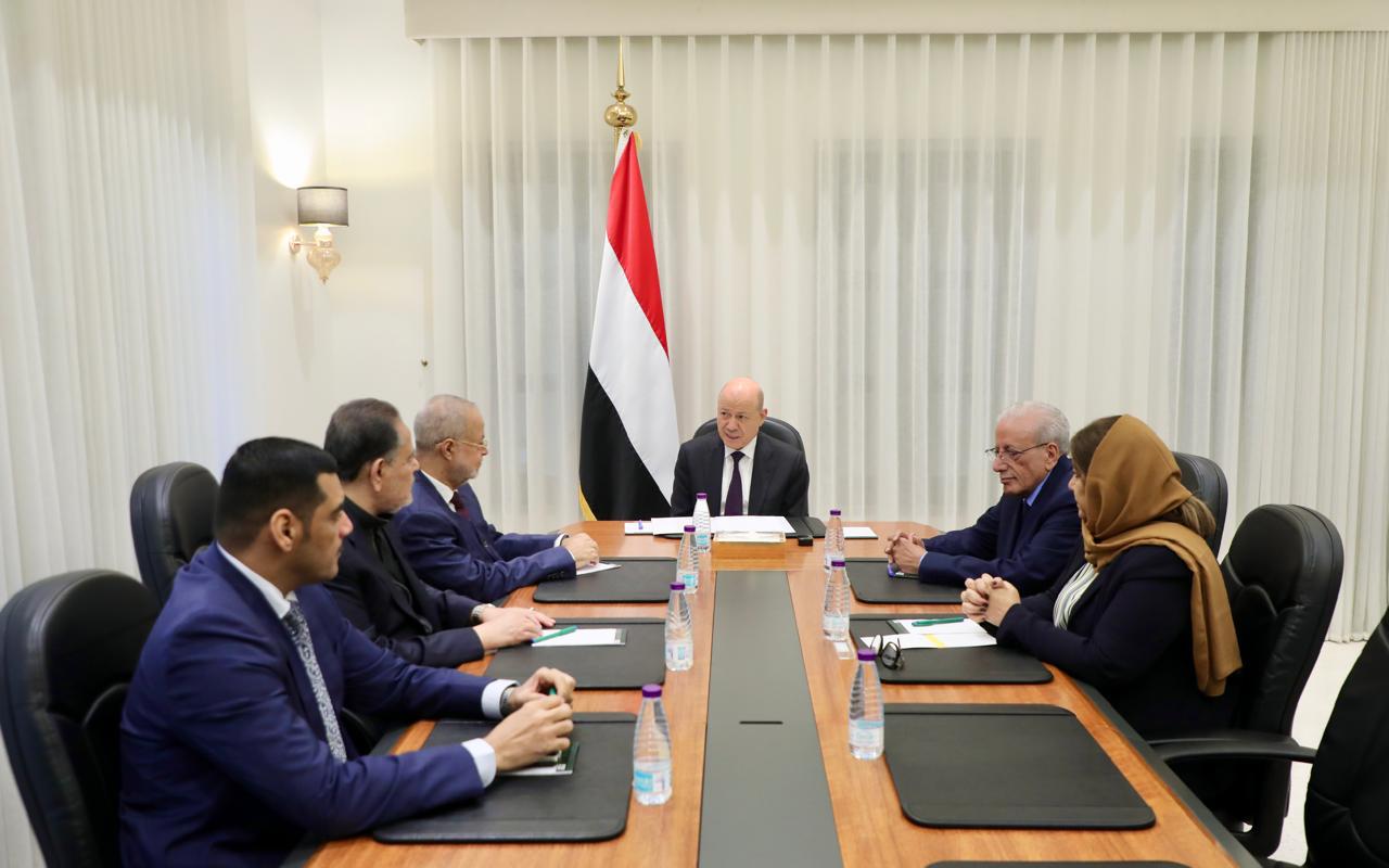 رئيس مجلس القيادة يجتمع برئاسة هيئة التشاور والمصالحة