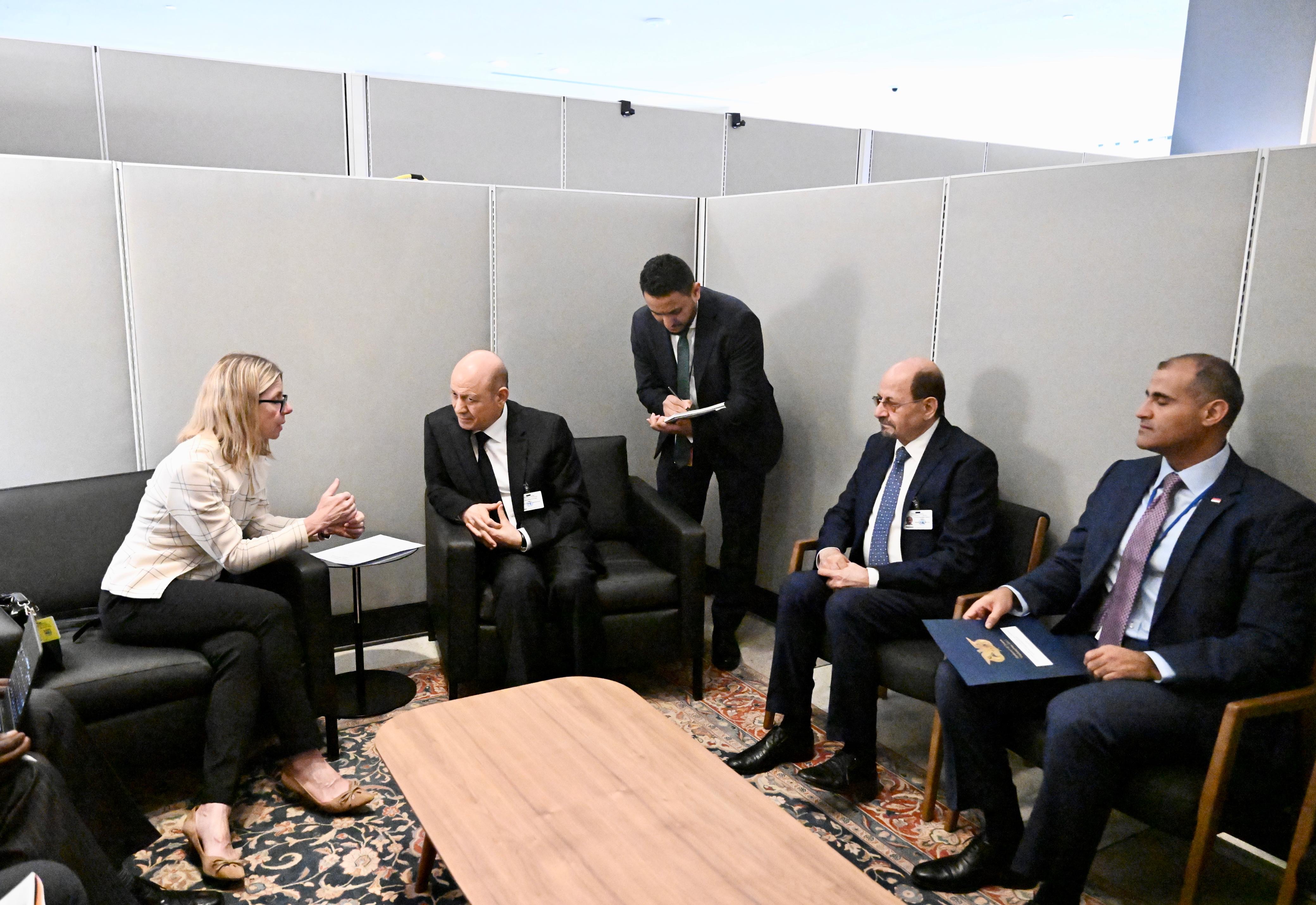 فخامة الرئيس العليمي يلتقي المديرة التنفيذية لعمليات البنك الدولي 