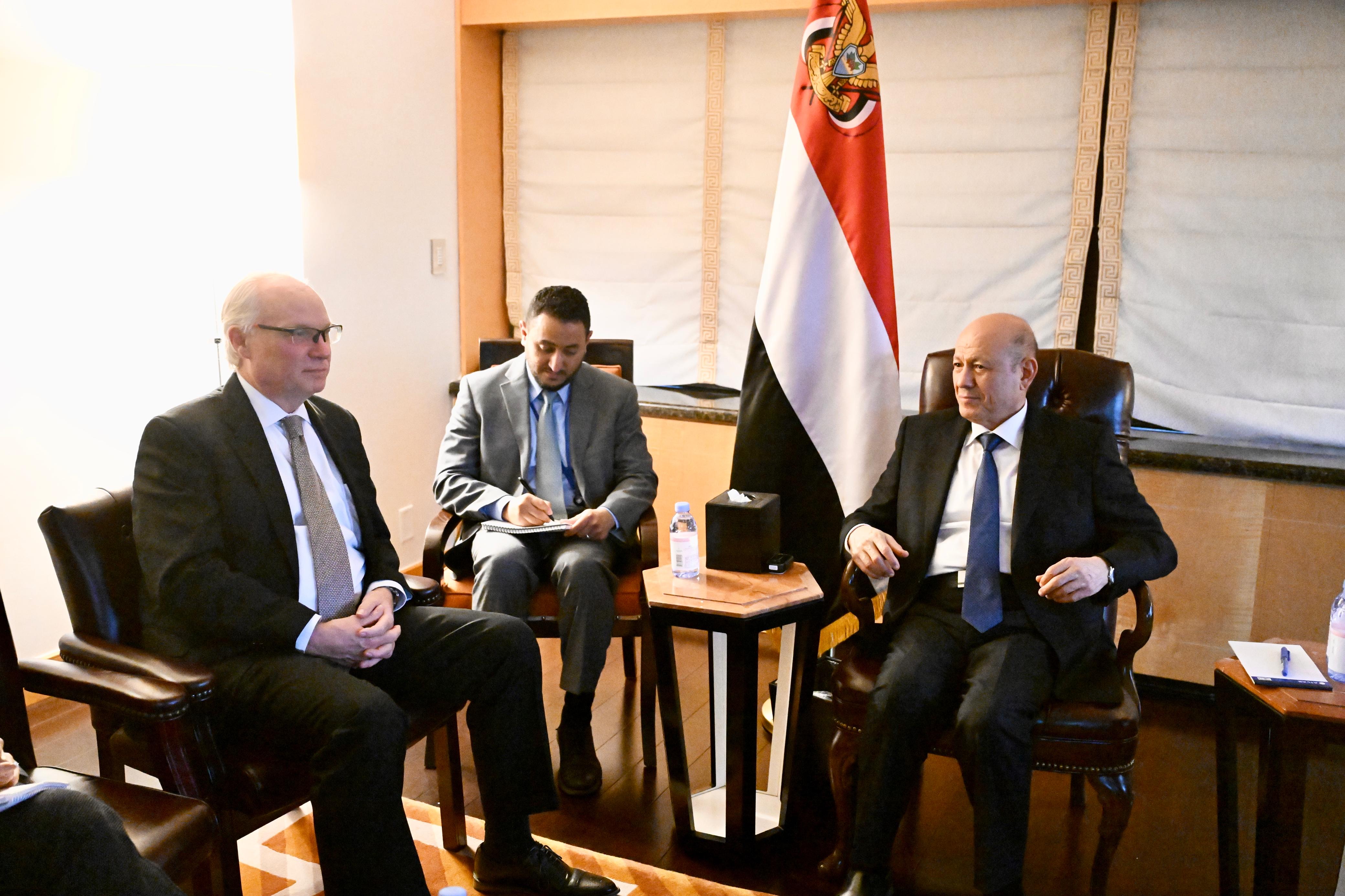 فخامة الرئيس يلتقي المبعوث الأمريكي إلى اليمن 