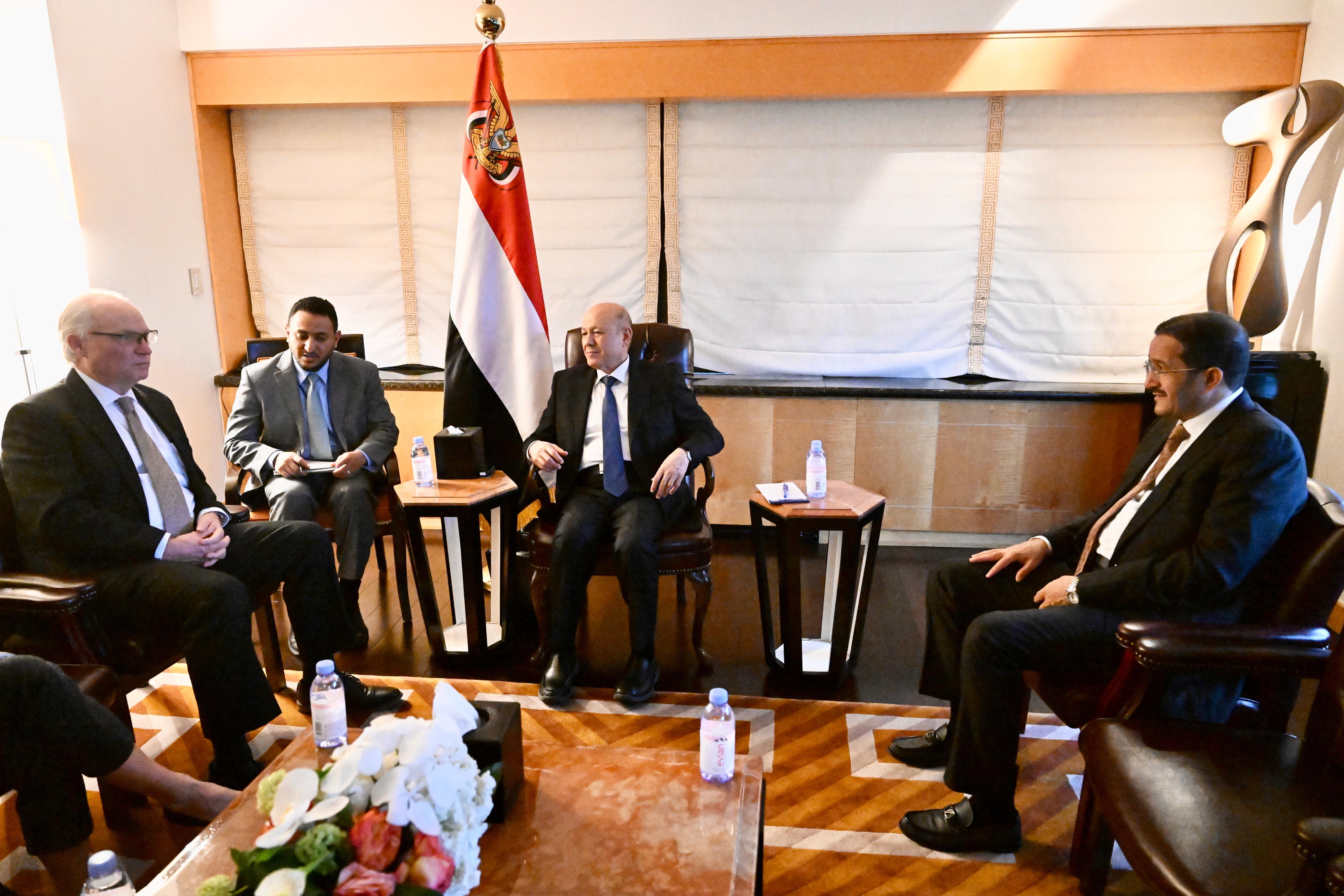 فخامة الرئيس يلتقي المبعوث الأمريكي إلى اليمن 