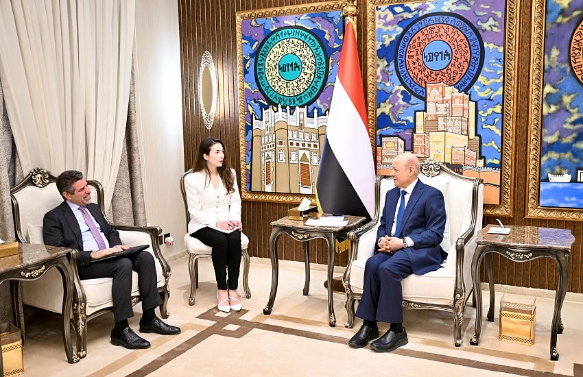 رئيس مجلس القيادة يشيد بالشراكة مع الولايات المتحدة في مجال مكافحة الارهاب وردع مليشيات ايران في المنطقة