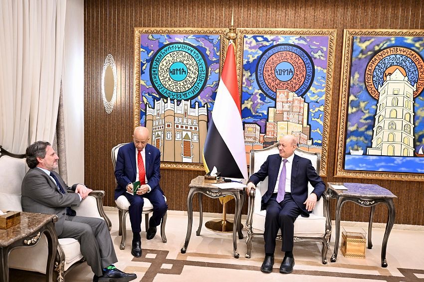 رئيس مجلس القيادة: استقرار المحافظات الجنوبية هو النموذج لشراكة يمنية - سعودية واعدة