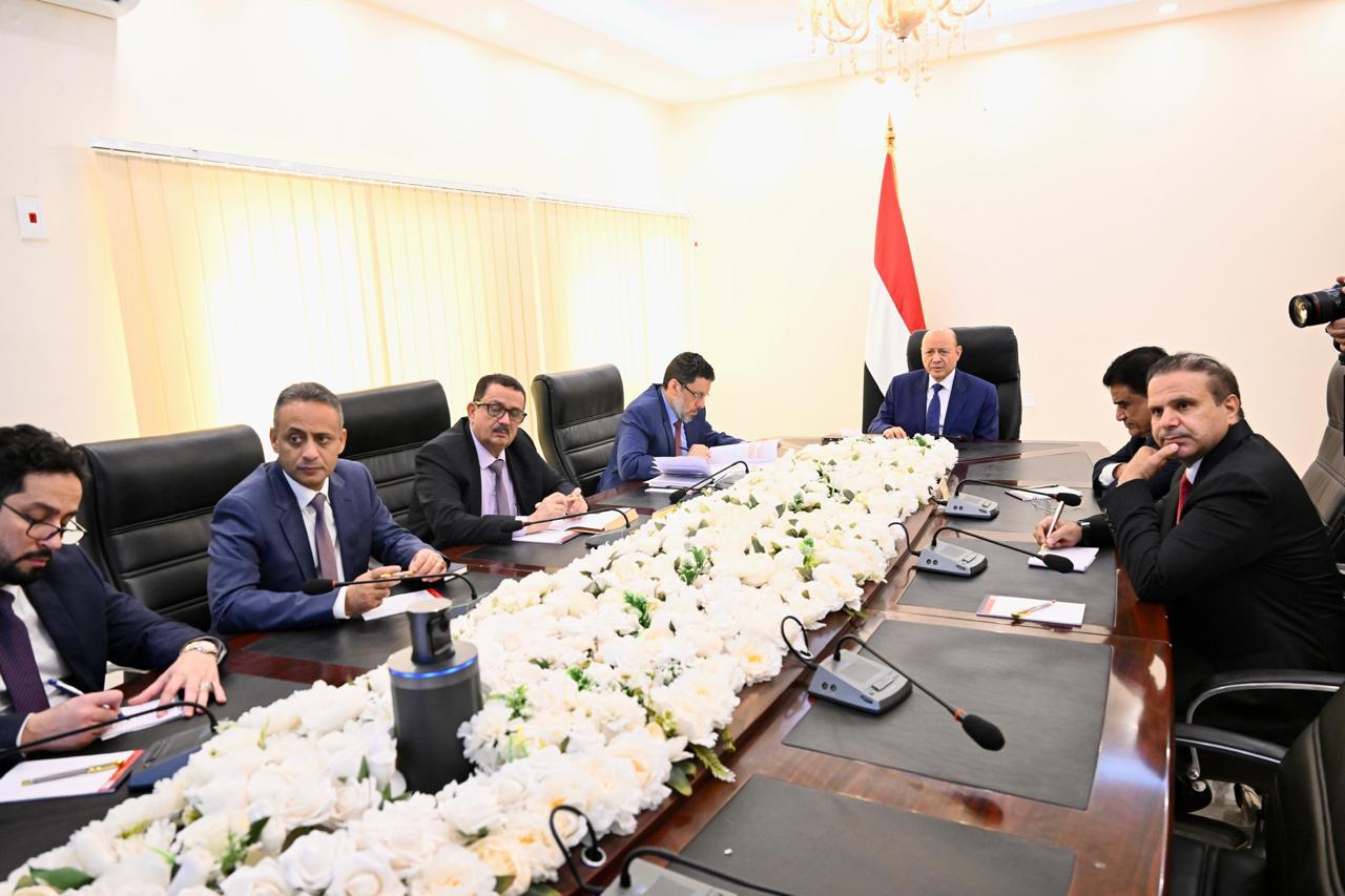 رئيس مجلس القيادة يجتمع بلجنة إدارة الأزمات