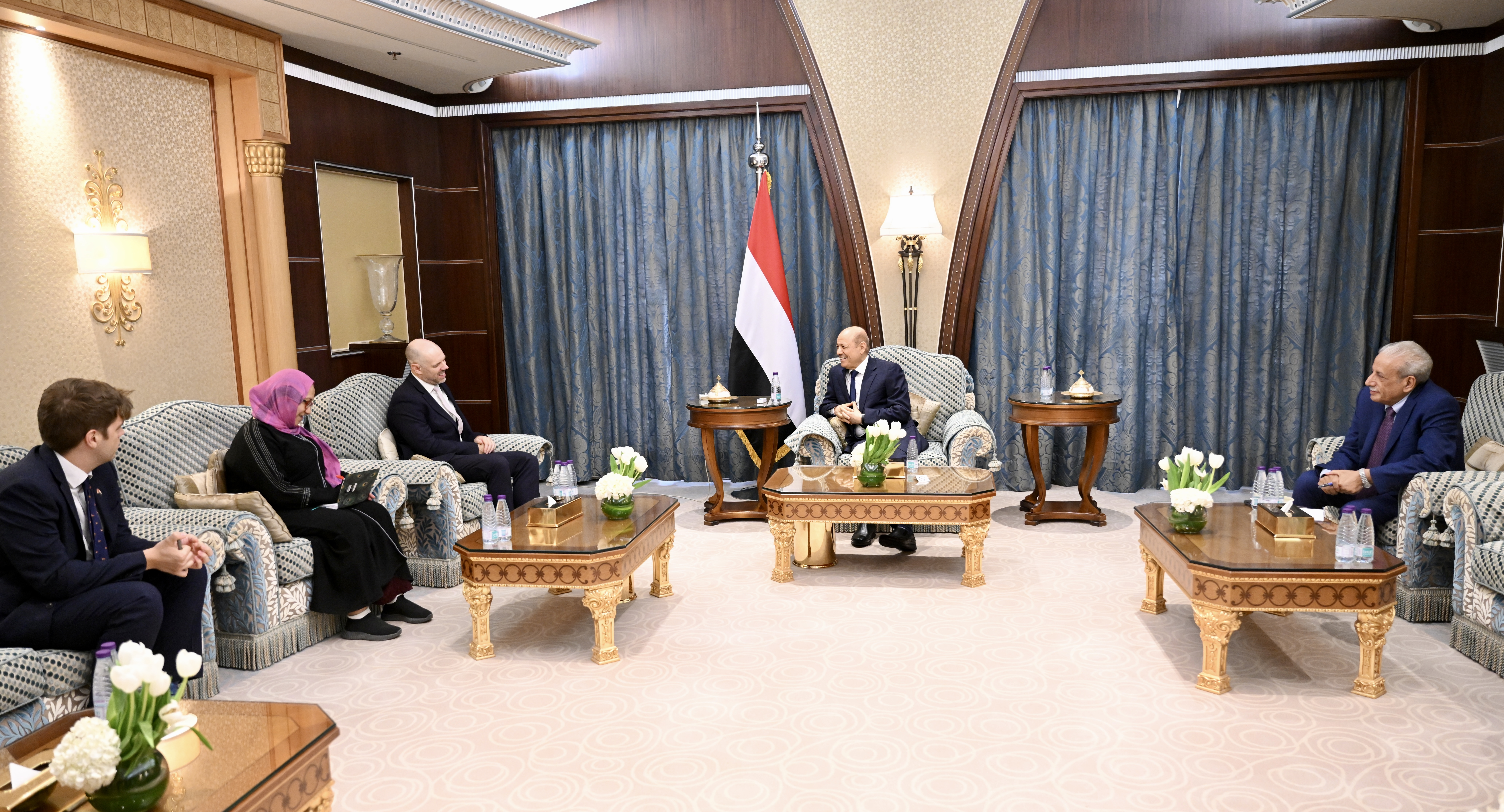 رئيس مجلس القيادة الرئاسي يستقبل سفير المملكة المتحدة 25 مايو 2023