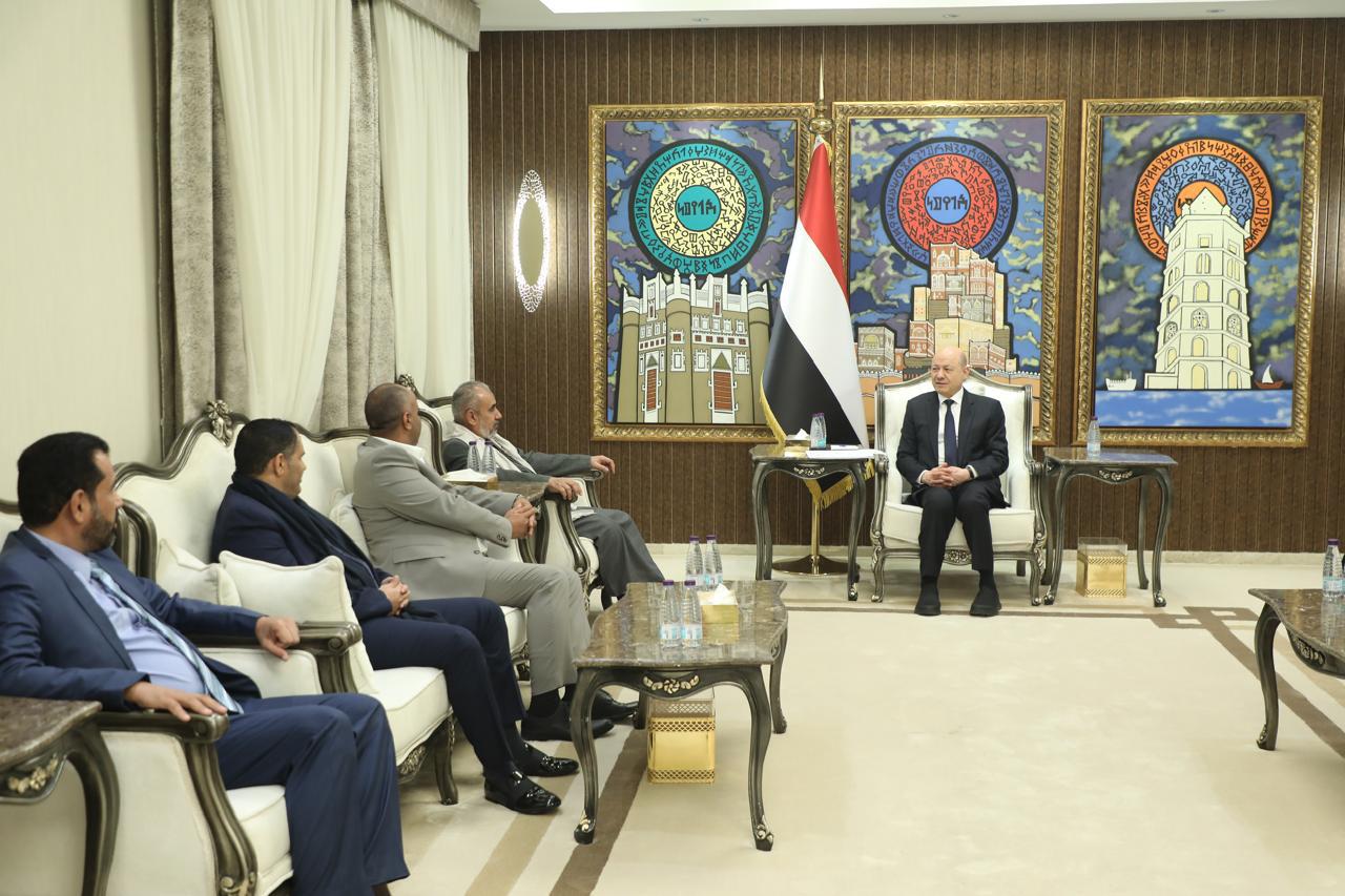 رئيس مجلس القيادة يبارك الانفراجة الجديدة في الملف الانساني