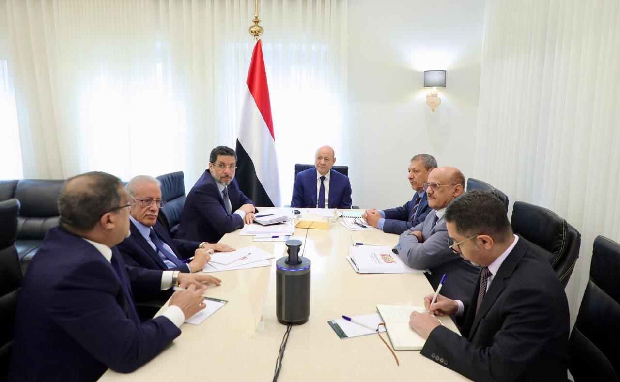 رئيس مجلس القيادة يجتمع برئيسي مجلسي الوزراء والقضاء الأعلى