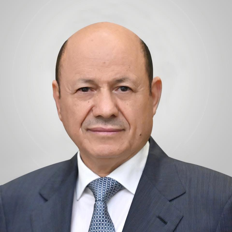 رئيس مجلس القيادة يحيي أبطال الجيش والمقاومة وتحالف دعم الشرعية في ذكرى تحرير عدن