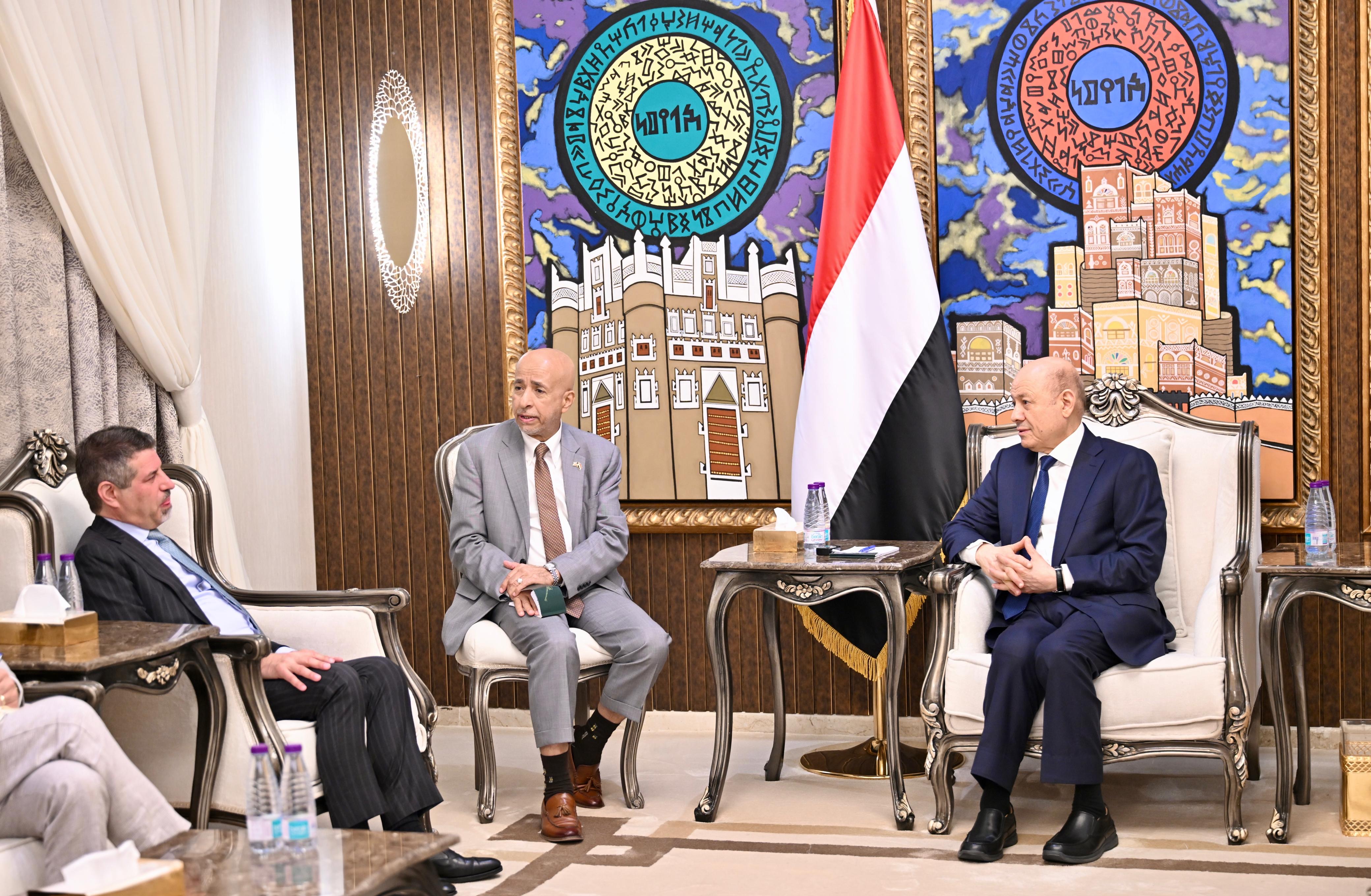 رئيس مجلس القيادة يستقبل سفير الولايات المتحدة الأمريكية