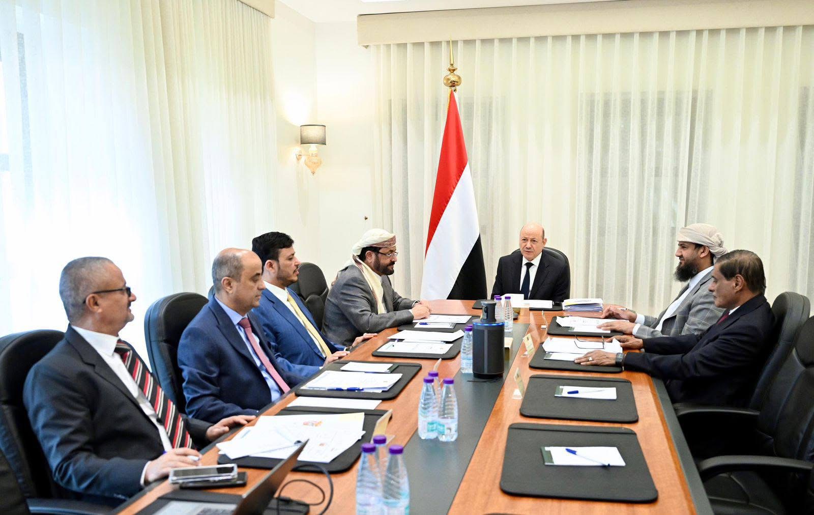 مجلس القيادة يواصل مناقشة الاوضاع الاقتصادية والأمنية ويجدد دعمه الكامل لمصفوفة الاصلاحات الشاملة