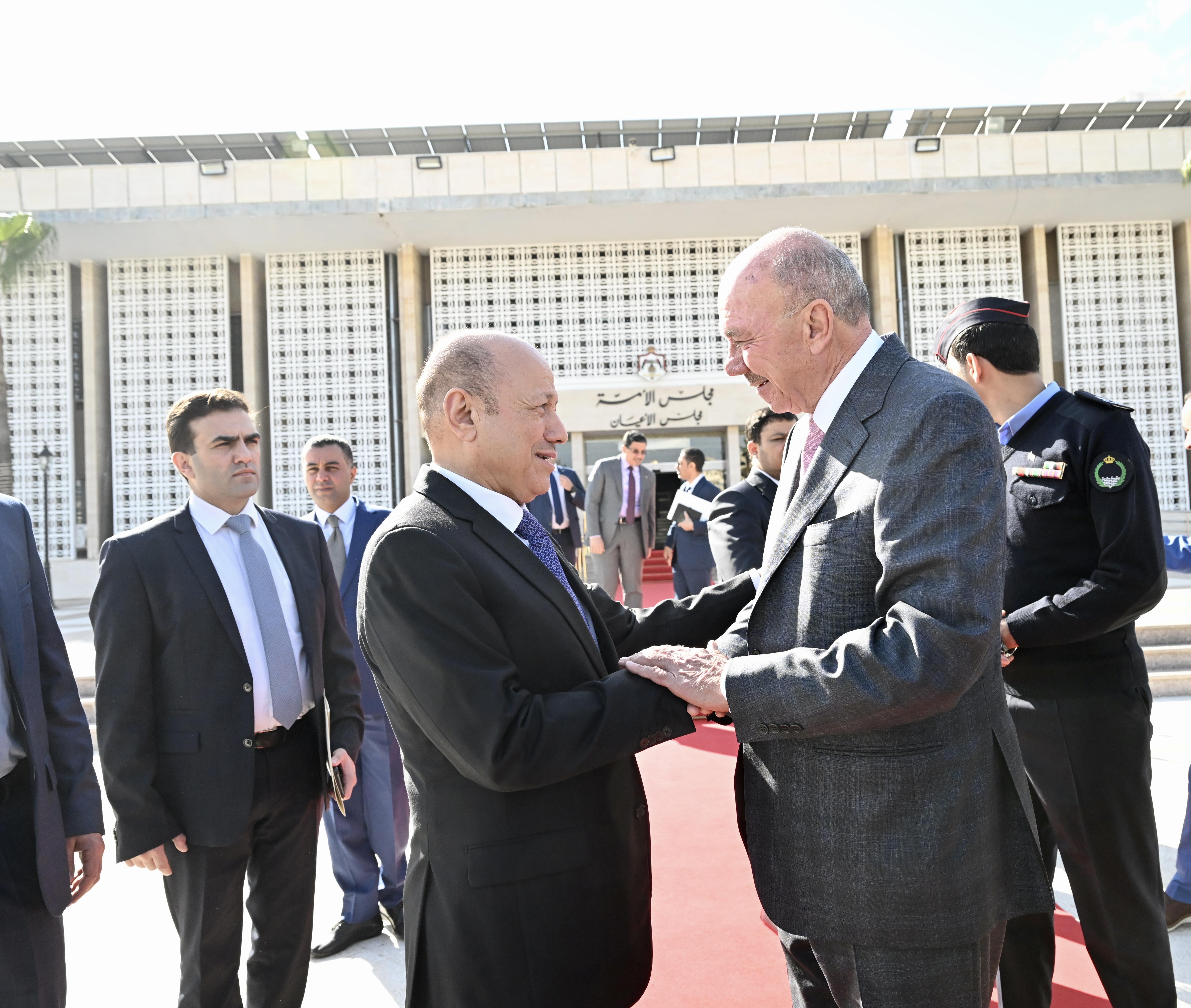 رئيس مجلس القيادة الرئاسي يلتقي رئيس مجلس الأعيان الأردني 28 نوفمبر 2022