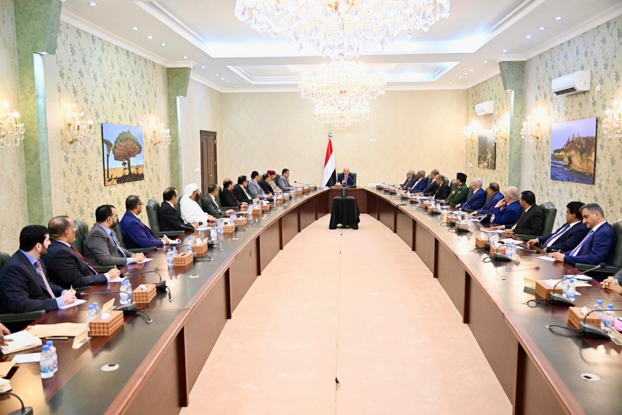 رئيس مجلس القيادة يرأس اجتماعا مشتركا للحكومة ومحافظي المحافظات