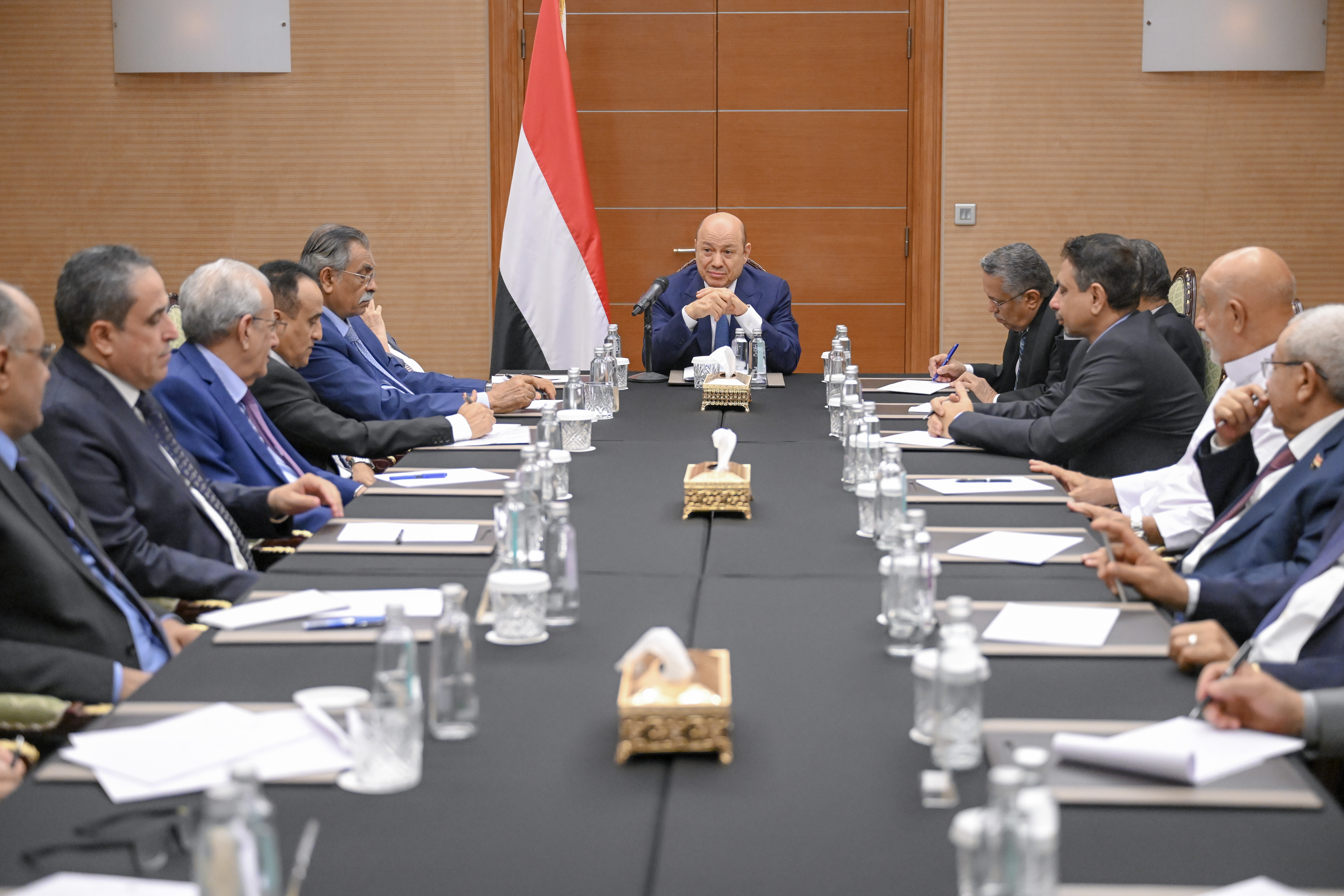 رئيس مجلس القيادة الرئاسي يجتمع برئاستي مجلسي النواب والشورى ورؤساء الكتل البرلمانية 28 مايو 2023