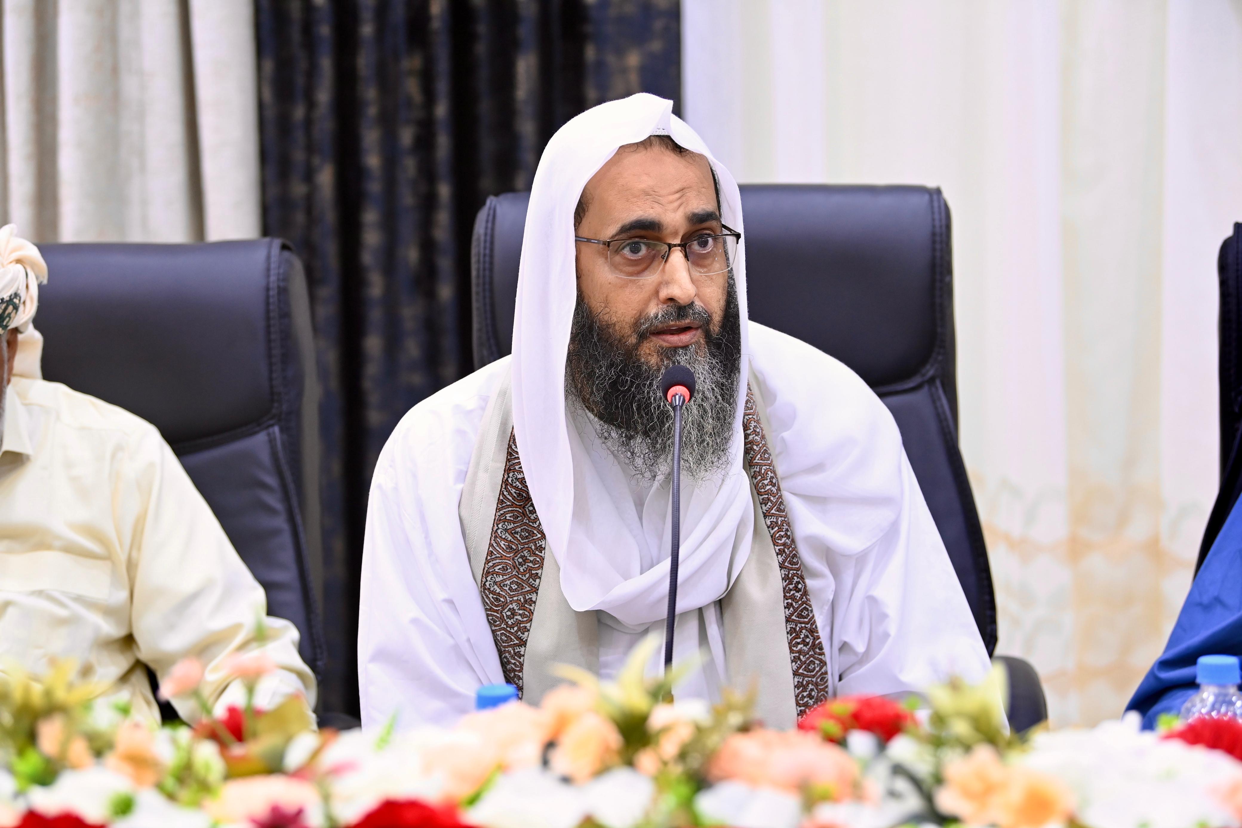 رئيس مجلس القيادة يلتقي أصحاب الفضيلة العلماء ولجنة إصلاح ذات البين بمحافظة حضرموت