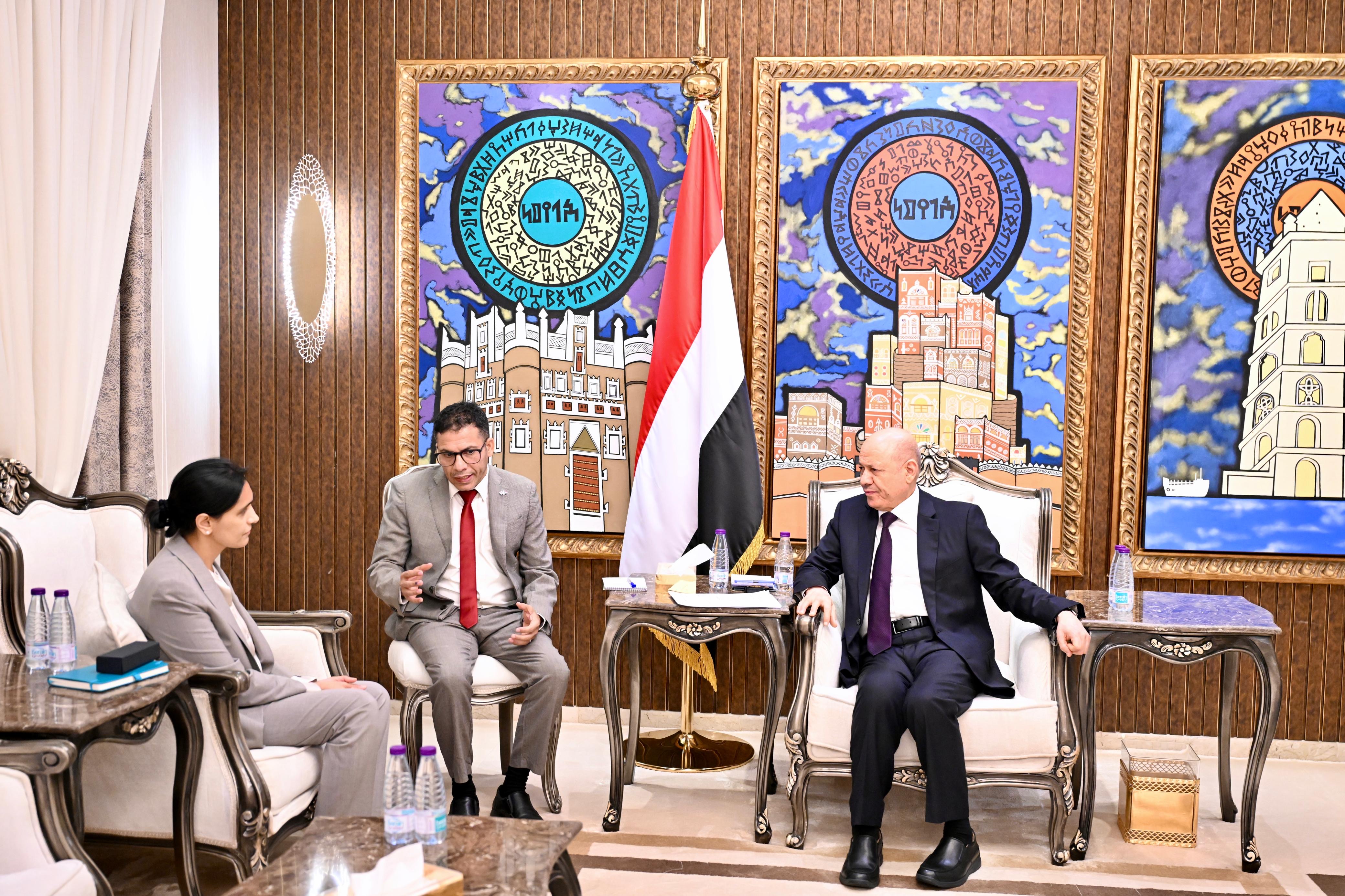 رئيس مجلس القيادة يؤكد للمجتمع الدولي أن الجماعة الحوثية باتت حالة ميؤوس منها كشريك لصناعة السلام