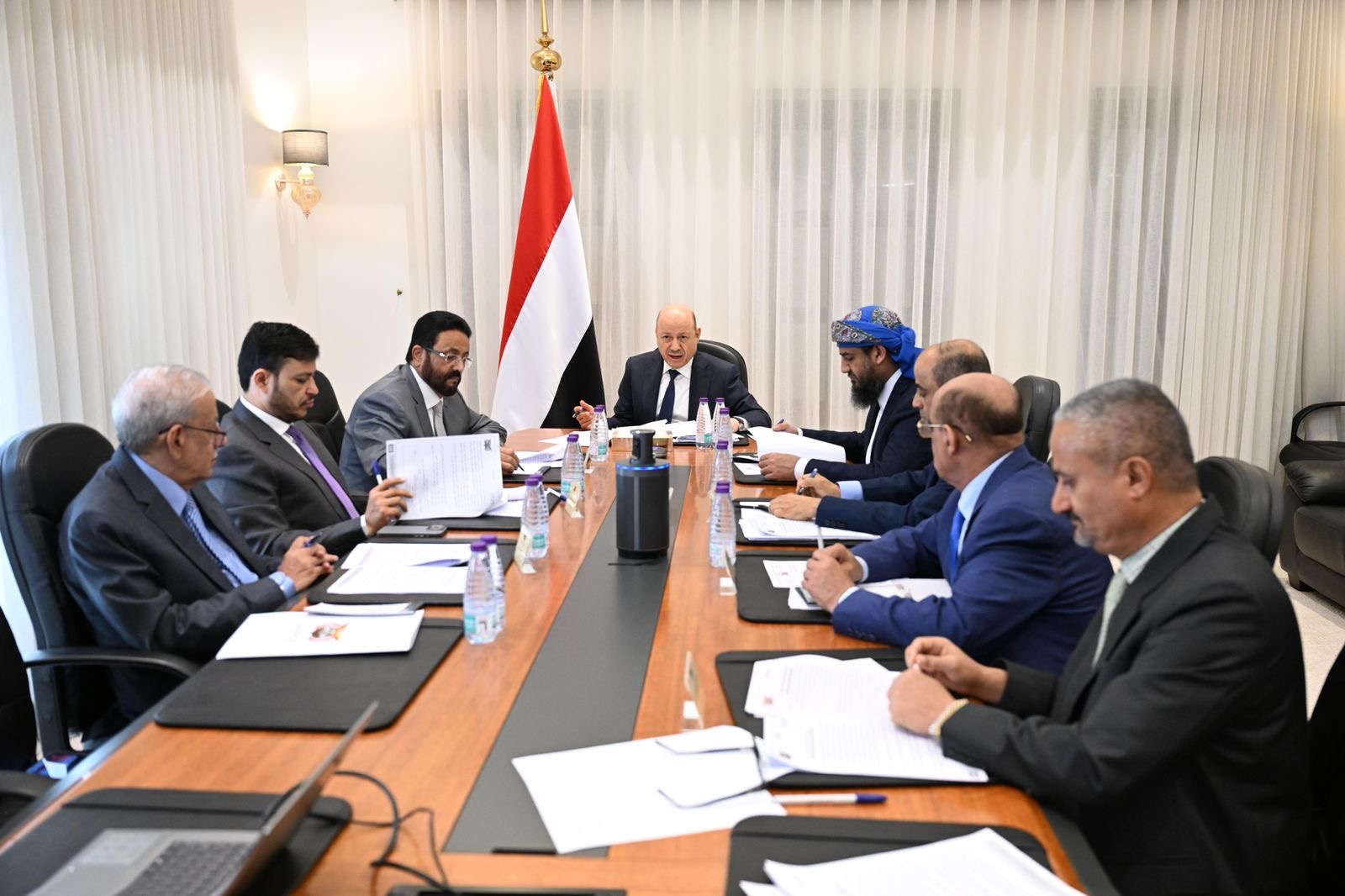 مجلس القيادة الرئاسي يواصل مناقشة المستجدات الاقتصادية ويقر إجراءات لتعزيز مسار الإصلاحات