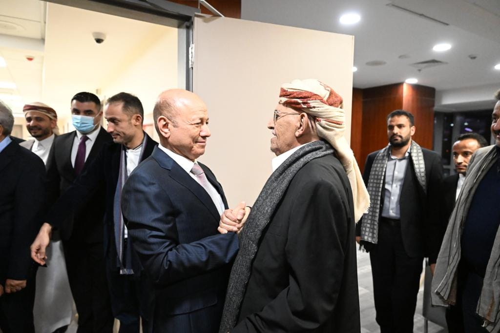 رئيس مجلس القيادة الرئاسي يطمئن على صحة  صادق الأحمر