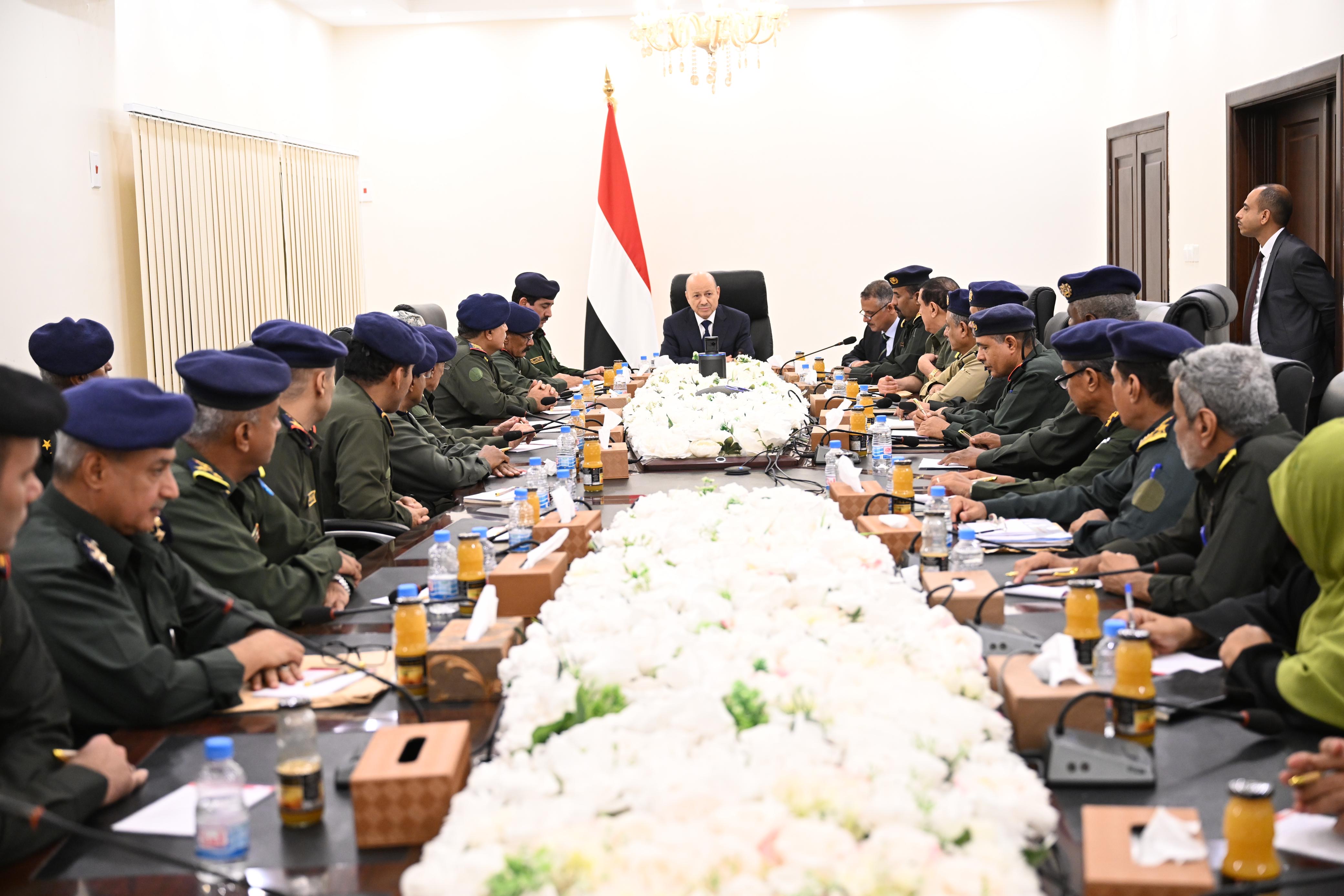 رئيس مجلس القيادة يجتمع بقيادة وزارة الداخلية ورؤساء المصالح الأمنية ومدراء عموم الشرطة في المحافظات 27 مارس 2024
