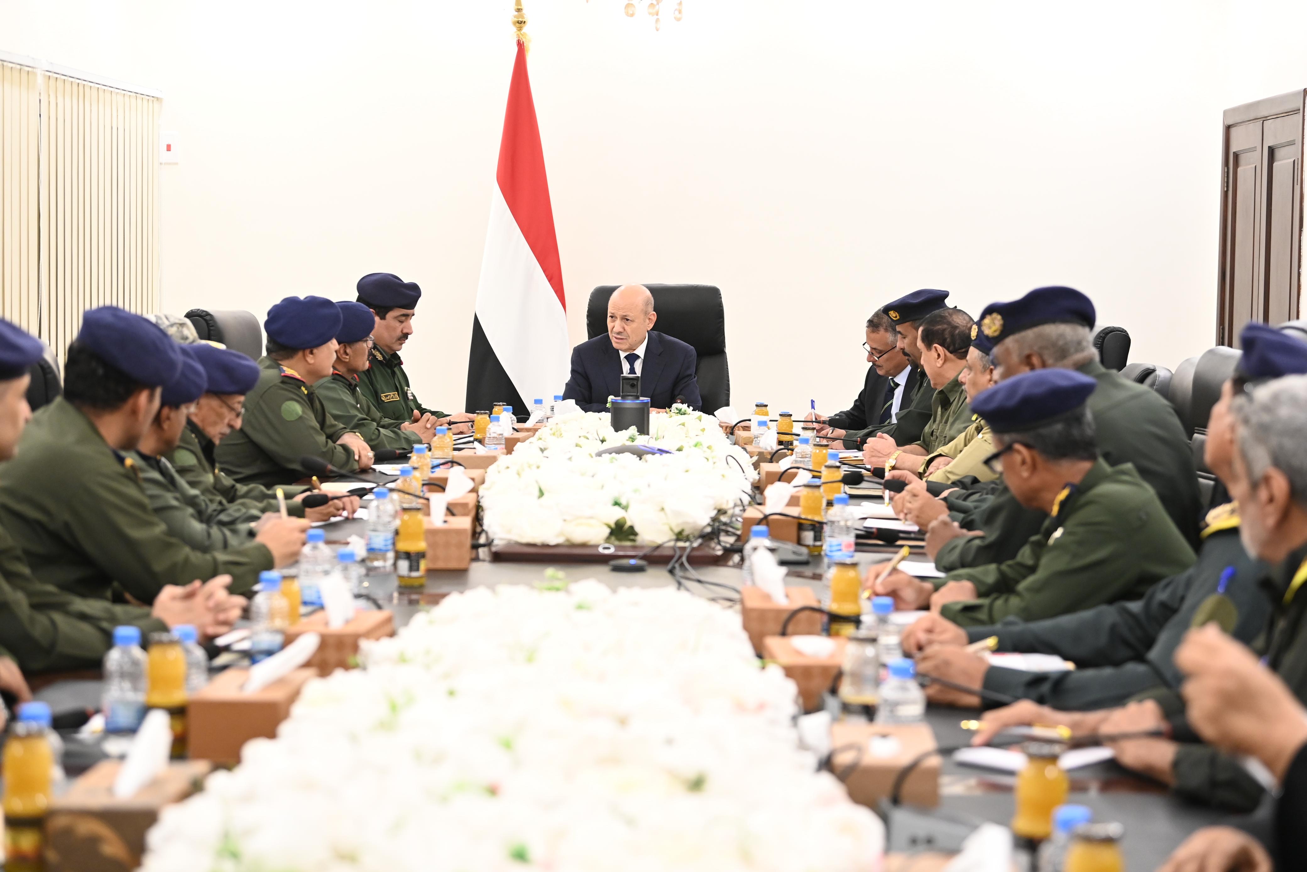 رئيس مجلس القيادة يجتمع بقيادة وزارة الداخلية ورؤساء المصالح الأمنية ومدراء عموم الشرطة في المحافظات 27 مارس 2024