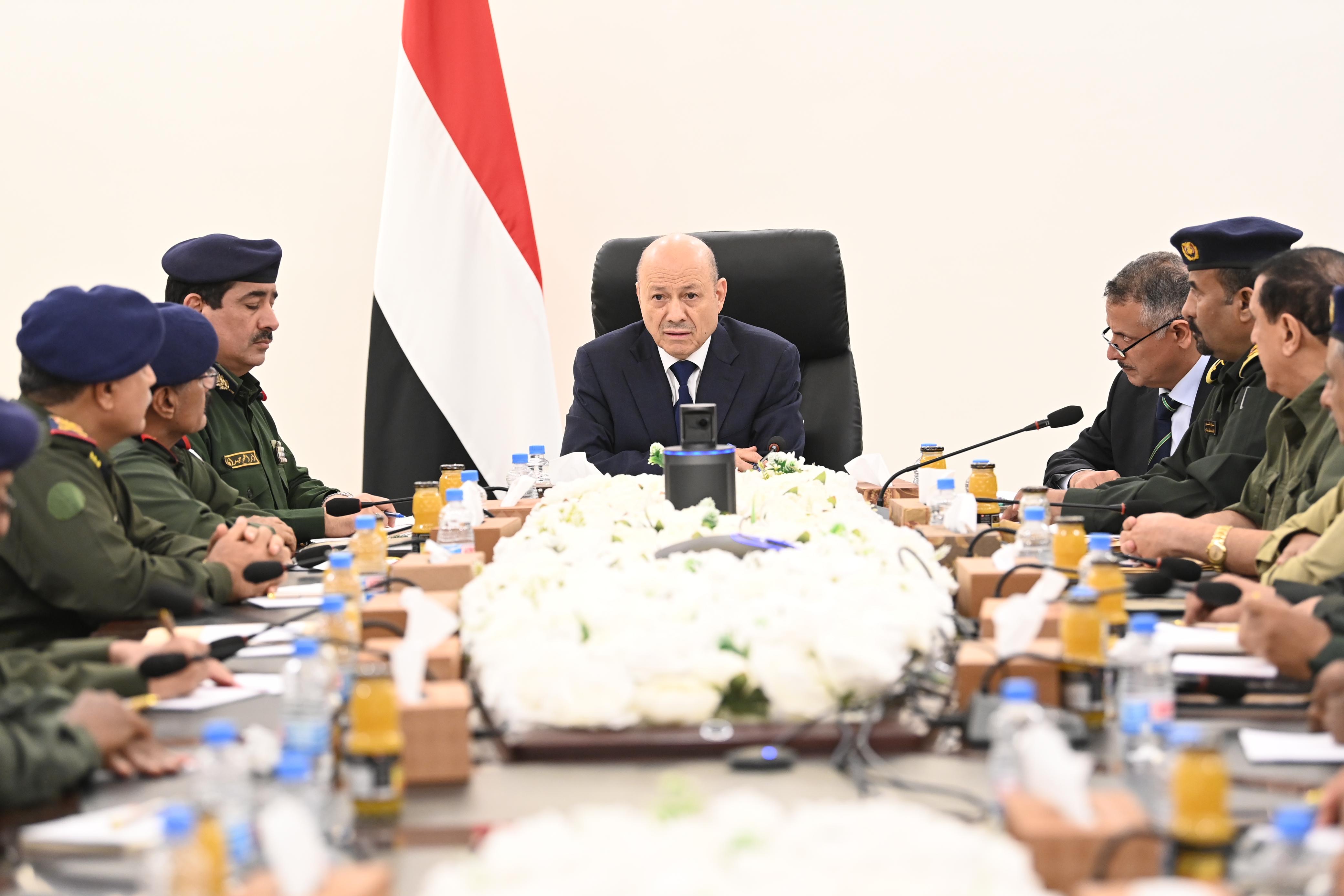 رئيس مجلس القيادة يجتمع بقيادة وزارة الداخلية ورؤساء المصالح الأمنية ومدراء عموم الشرطة في المحافظات 27 مارس 2024