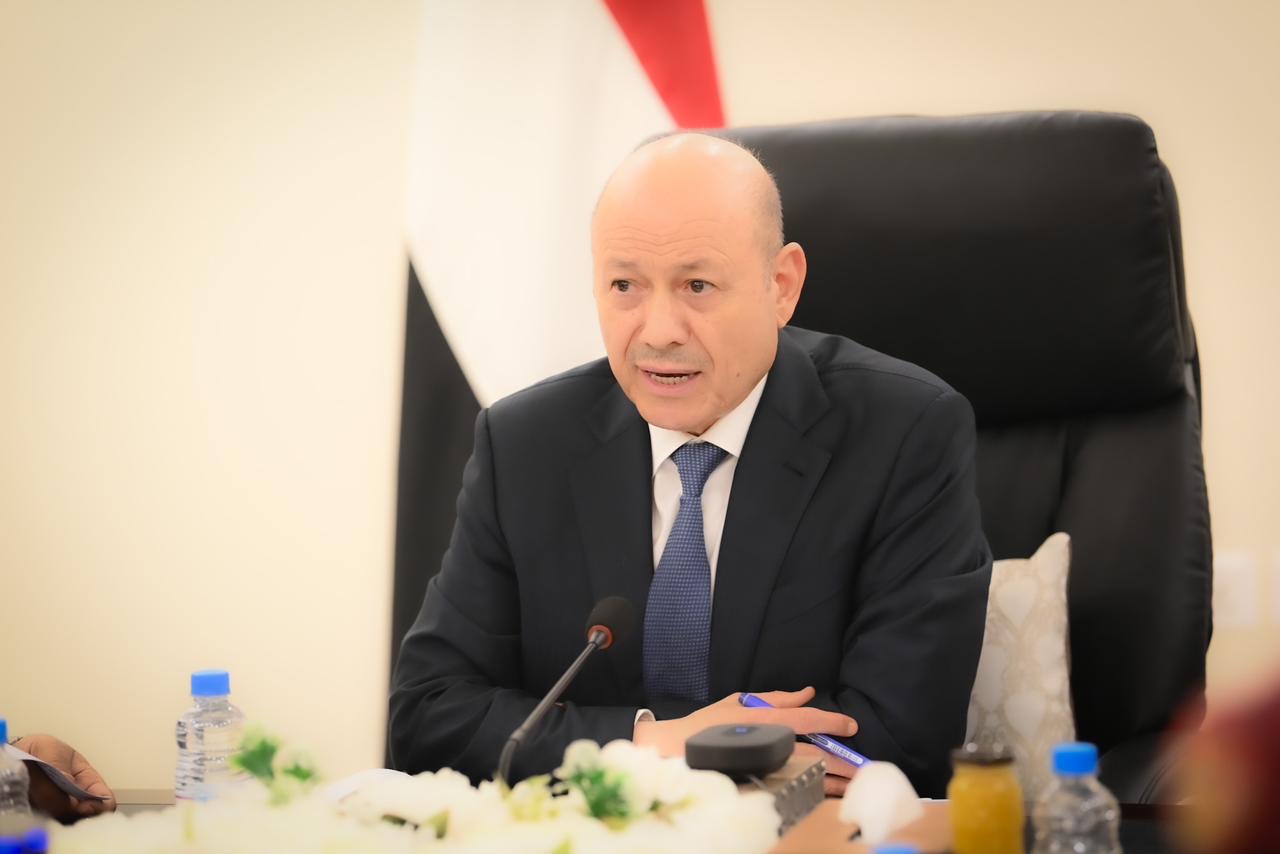 رئيس مجلس القيادة يجتمع بقيادة وزارة الدفاع ورئاسة هيئة الاركان وقادة القوات والمناطق والمحاور العسكرية  25 مارس 2024