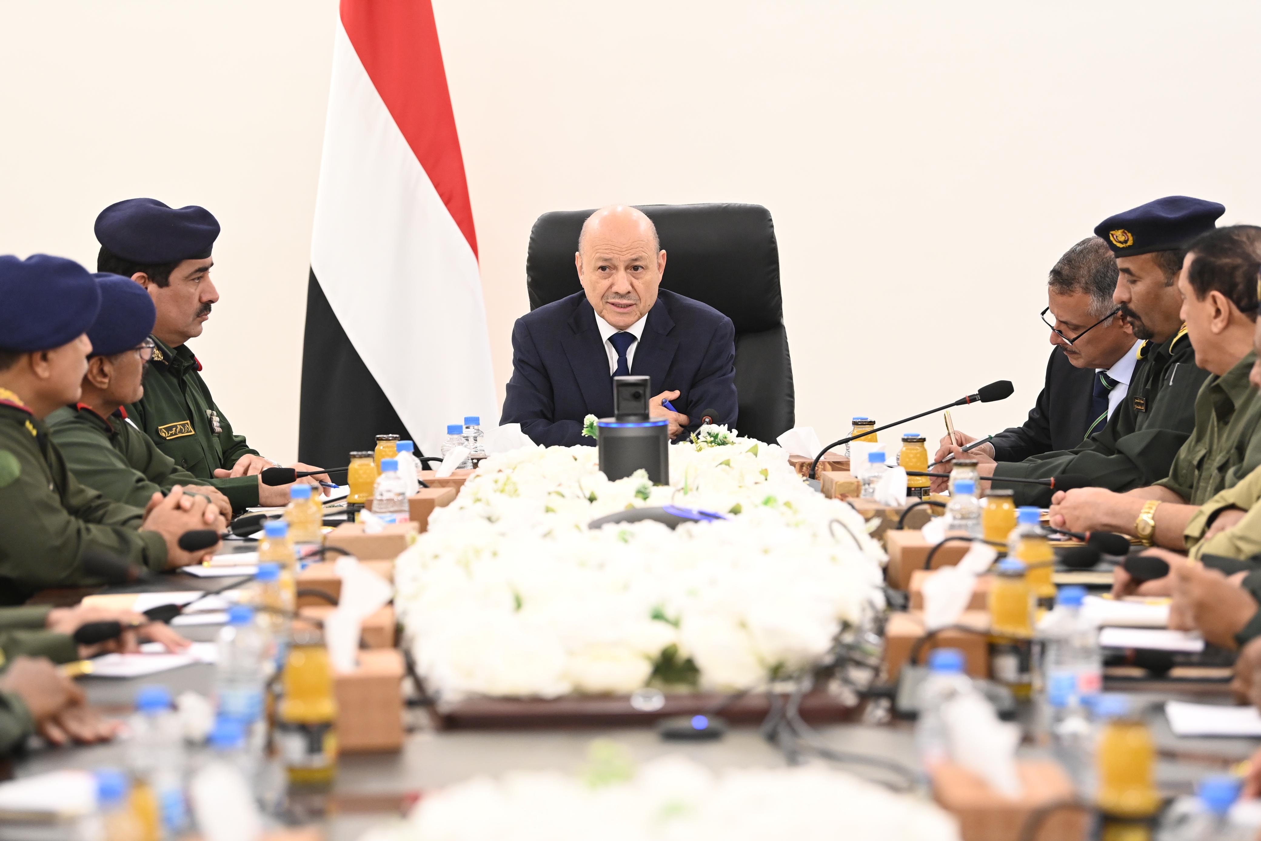 رئيس مجلس القيادة يجتمع بقيادة وزارة الداخلية ورؤساء المصالح الأمنية ومدراء عموم الشرطة في المحافظات 27 مارس 2024