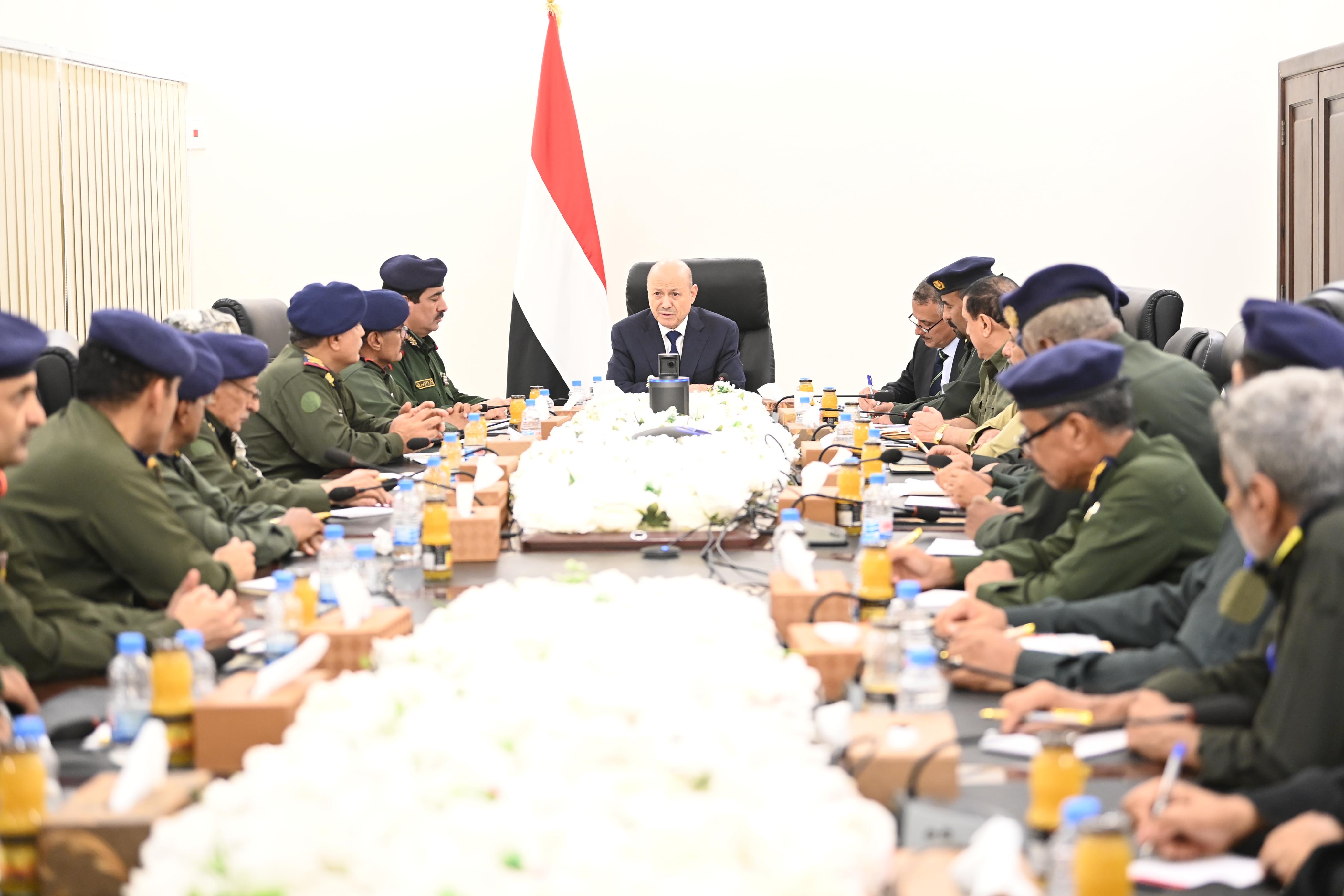 رئيس مجلس القيادة يجتمع بقيادة وزارة الداخلية ورؤساء المصالح الأمنية ومدراء عموم الشرطة في المحافظات 27 مارس 2024
