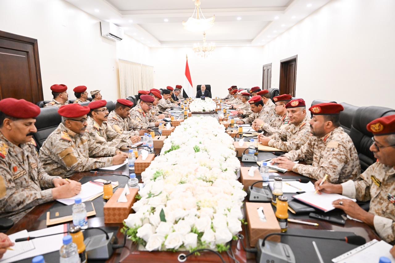 رئيس مجلس القيادة يجتمع بقيادة وزارة الدفاع ورئاسة هيئة الاركان وقادة القوات والمناطق والمحاور العسكرية  25 مارس 2024