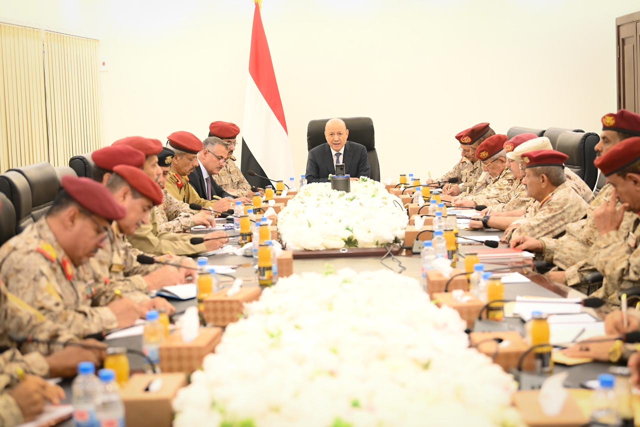 رئيس مجلس القيادة يجتمع بقيادة وزارة الدفاع ورئاسة هيئة الاركان وقادة القوات والمناطق والمحاور العسكرية  25 مارس 2024