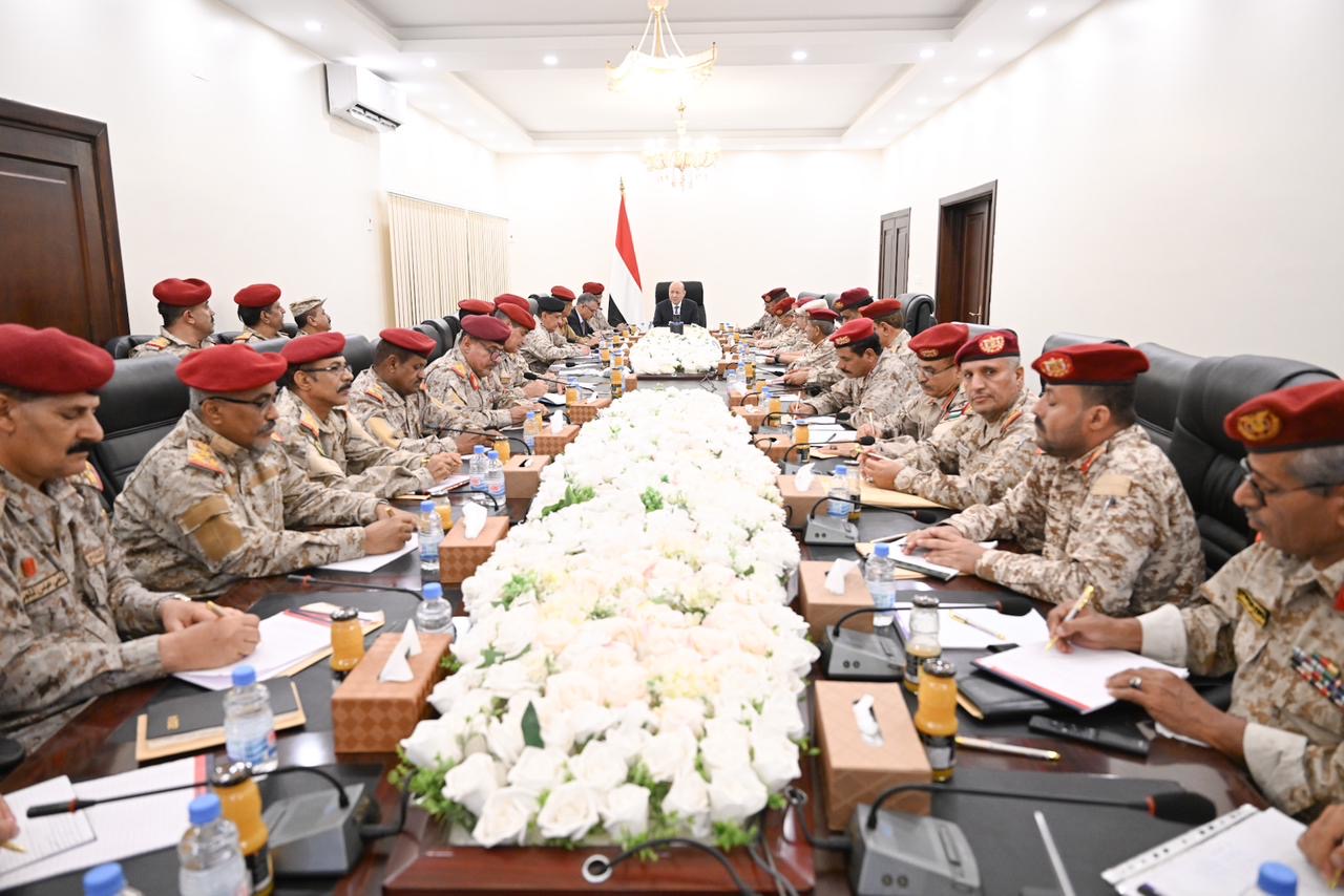 رئيس مجلس القيادة يجتمع بقيادة وزارة الدفاع ورئاسة هيئة الاركان وقادة القوات والمناطق والمحاور العسكرية  25 مارس 2024