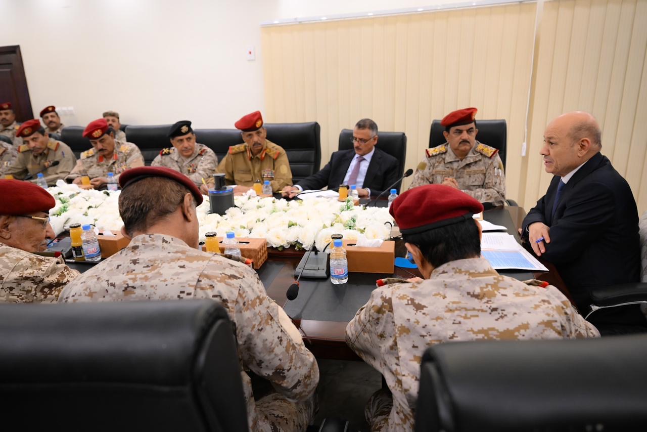 رئيس مجلس القيادة يجتمع بقيادة وزارة الدفاع ورئاسة هيئة الاركان وقادة القوات والمناطق والمحاور العسكرية  25 مارس 2024