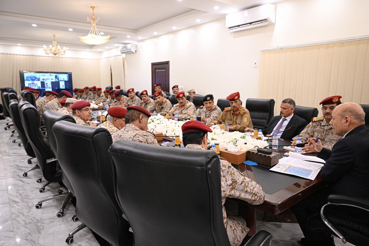 رئيس مجلس القيادة يجتمع بقيادة وزارة الدفاع ورئاسة هيئة الاركان وقادة القوات والمناطق والمحاور العسكرية  25 مارس 2024