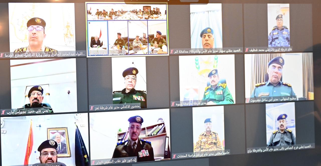 رئيس مجلس القيادة يجتمع بقيادة وزارة الداخلية ورؤساء المصالح الأمنية ومدراء عموم الشرطة في المحافظات 27 مارس 2024