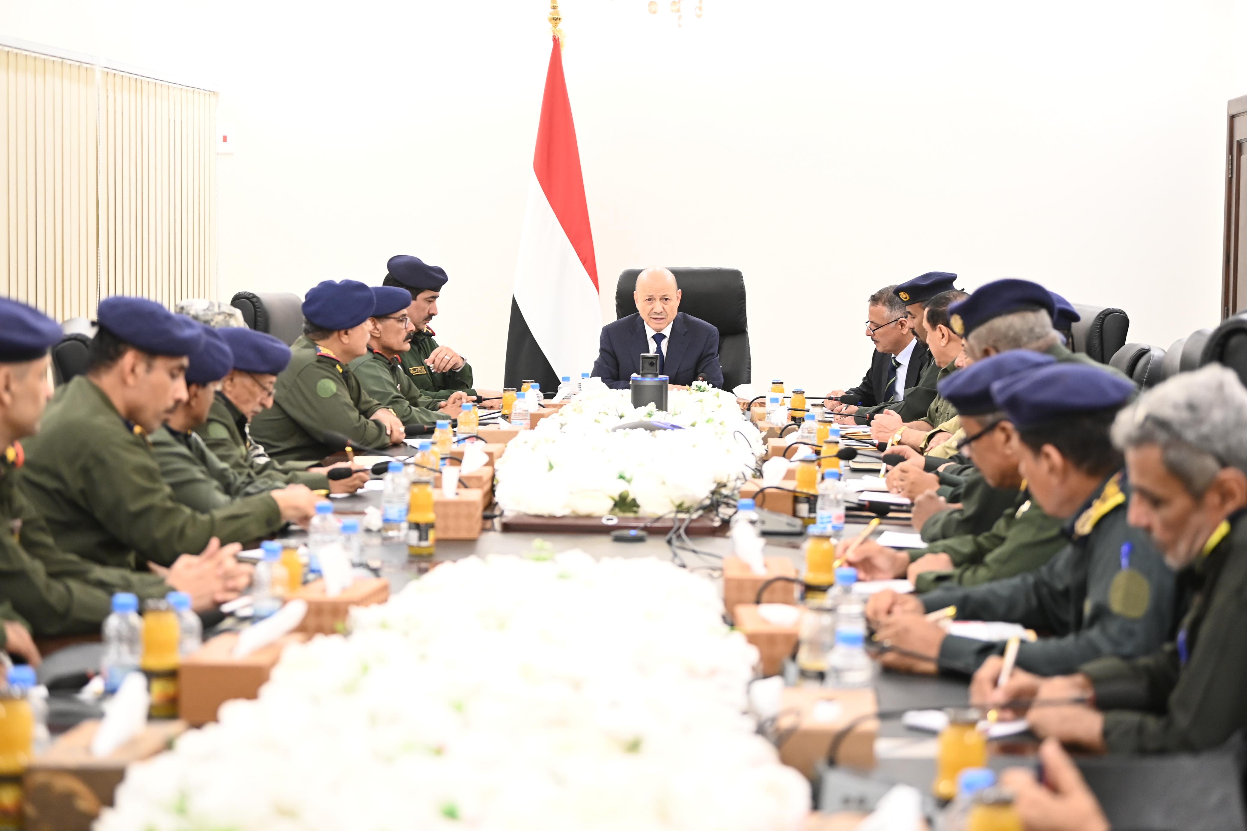 رئيس مجلس القيادة يجتمع بقيادة وزارة الداخلية ورؤساء المصالح الأمنية ومدراء عموم الشرطة في المحافظات 27 مارس 2024