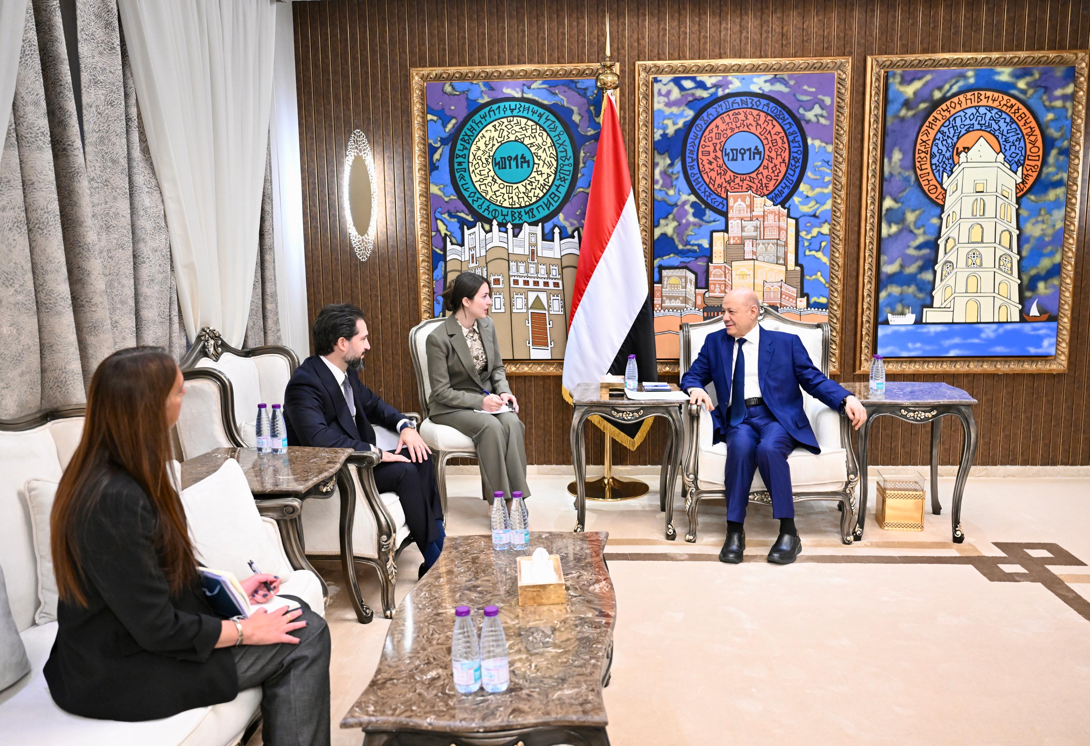 رئيس مجلس القيادة يحذر من مخاطر نقل الأسلحة الايرانية المحرمة دوليا الى المليشيات الحوثية