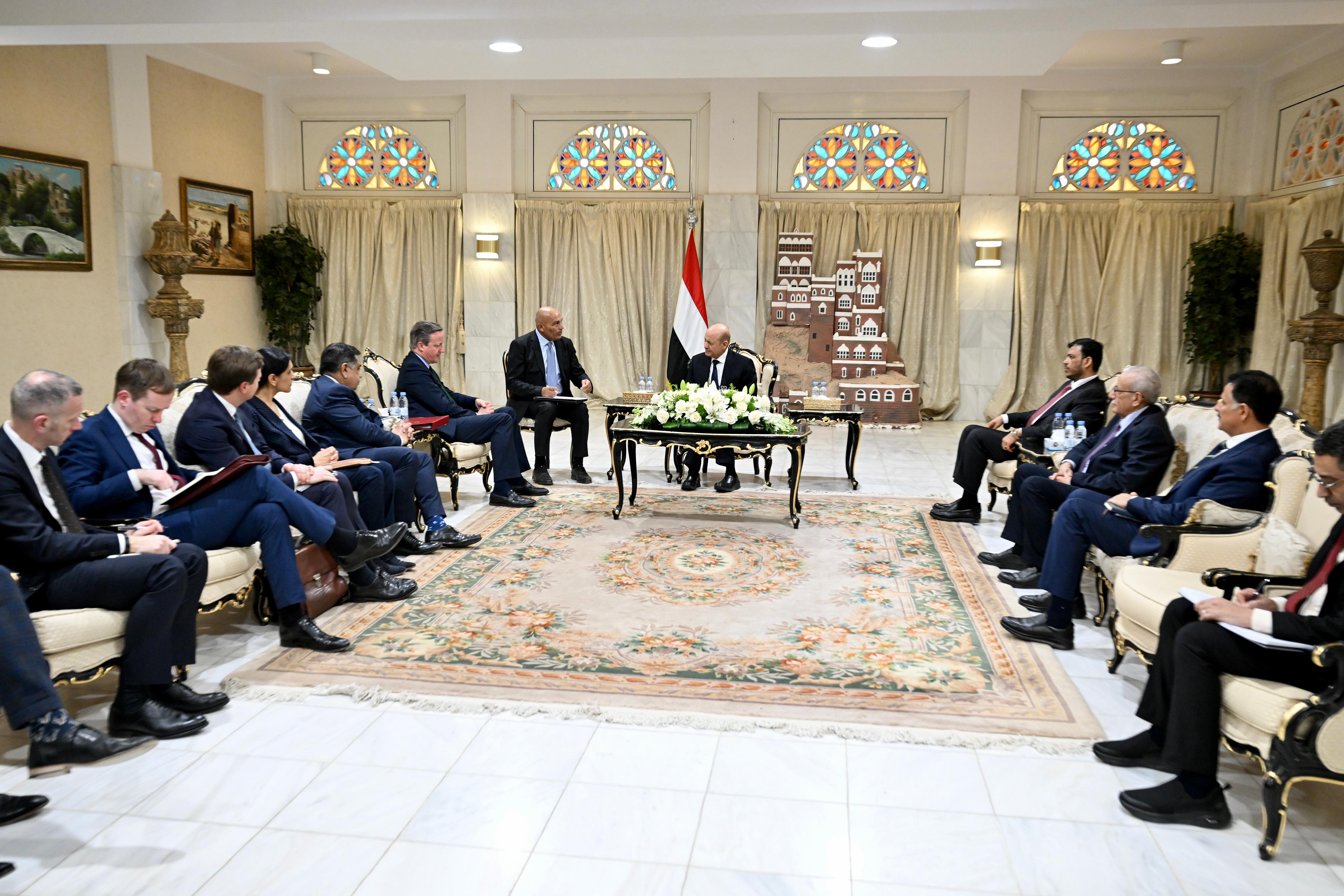 رئيس مجلس القيادة يبحث ووزير الخارجية البريطاني المستجدات الوطنية والإقليمية