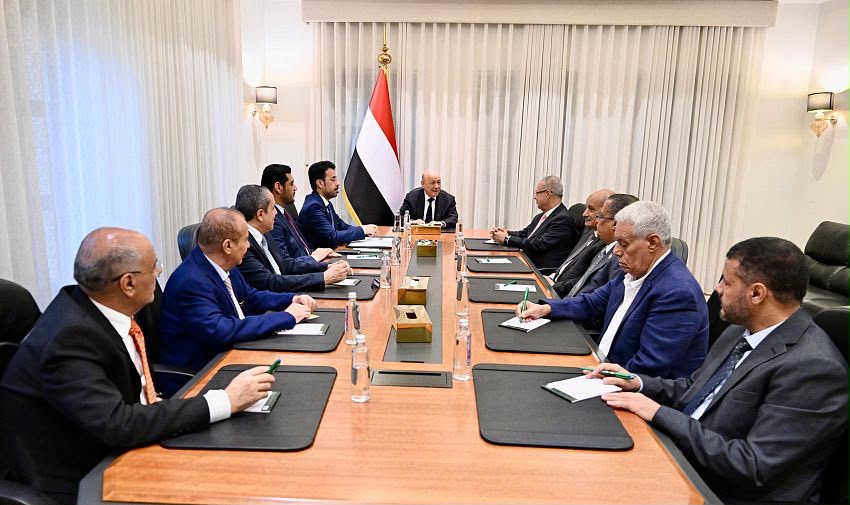 رئيس مجلس القيادة يشيد بالتحالف البحري متعدد الجنسيات والدعم السعودي لمؤسسات الدولة اليمنية وأمن واستقرار المنطقة